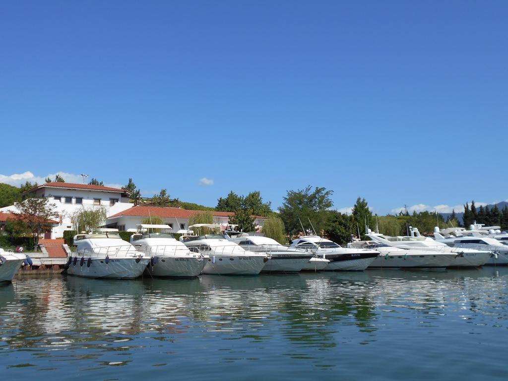 Iron Gate Marina3B Hotel Sarzana Exterior foto
