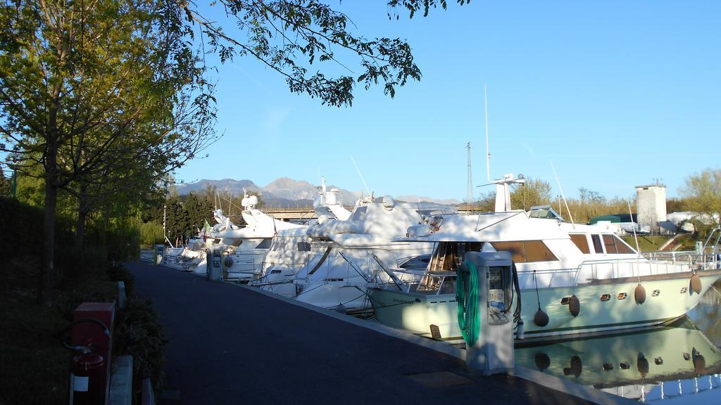 Iron Gate Marina3B Hotel Sarzana Exterior foto