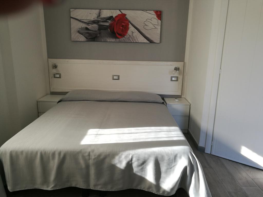 Iron Gate Marina3B Hotel Sarzana Exterior foto