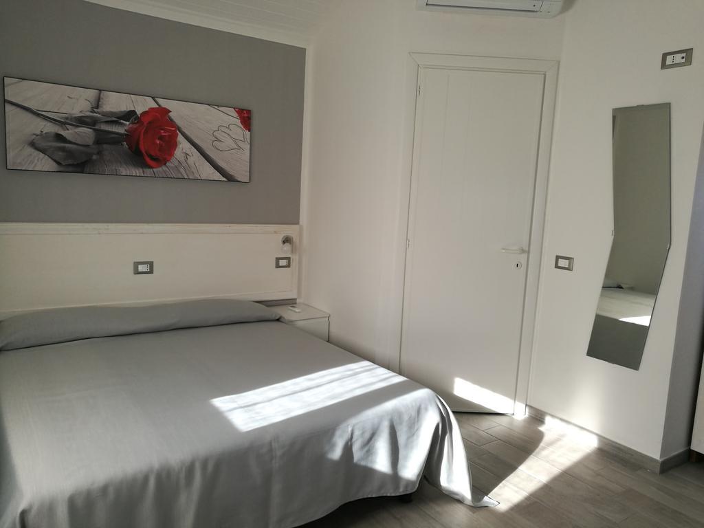 Iron Gate Marina3B Hotel Sarzana Exterior foto